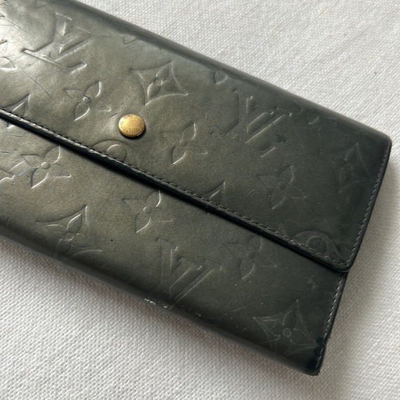 Louis Vuitton Gris Art Deco Monogram Vernis Sarah Wallet - Picture 3 of 8